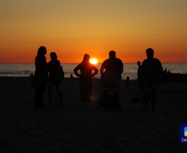 zachód słońca na plaży w Dębkach