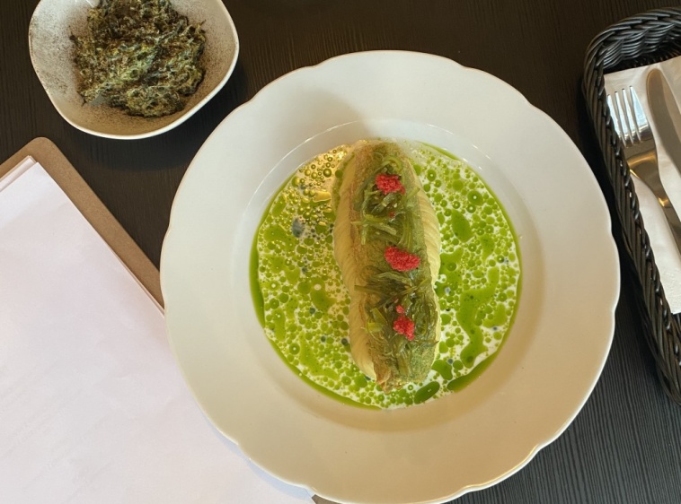 Gastro Dębki Dorsz w tempurze z wakame i kawiorem, podawany z puree ziemniaczanym i sosem z maślanki i koperku oraz sur&oacute;wką z pora.