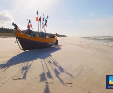 Łódż rybacka DEB - 8 na plaży w Dębkach 8 km od Karwi